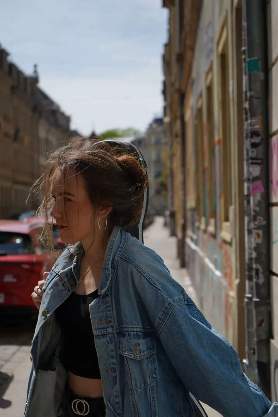 Margaréta Lakner walking through Dresden carrying her guitar case